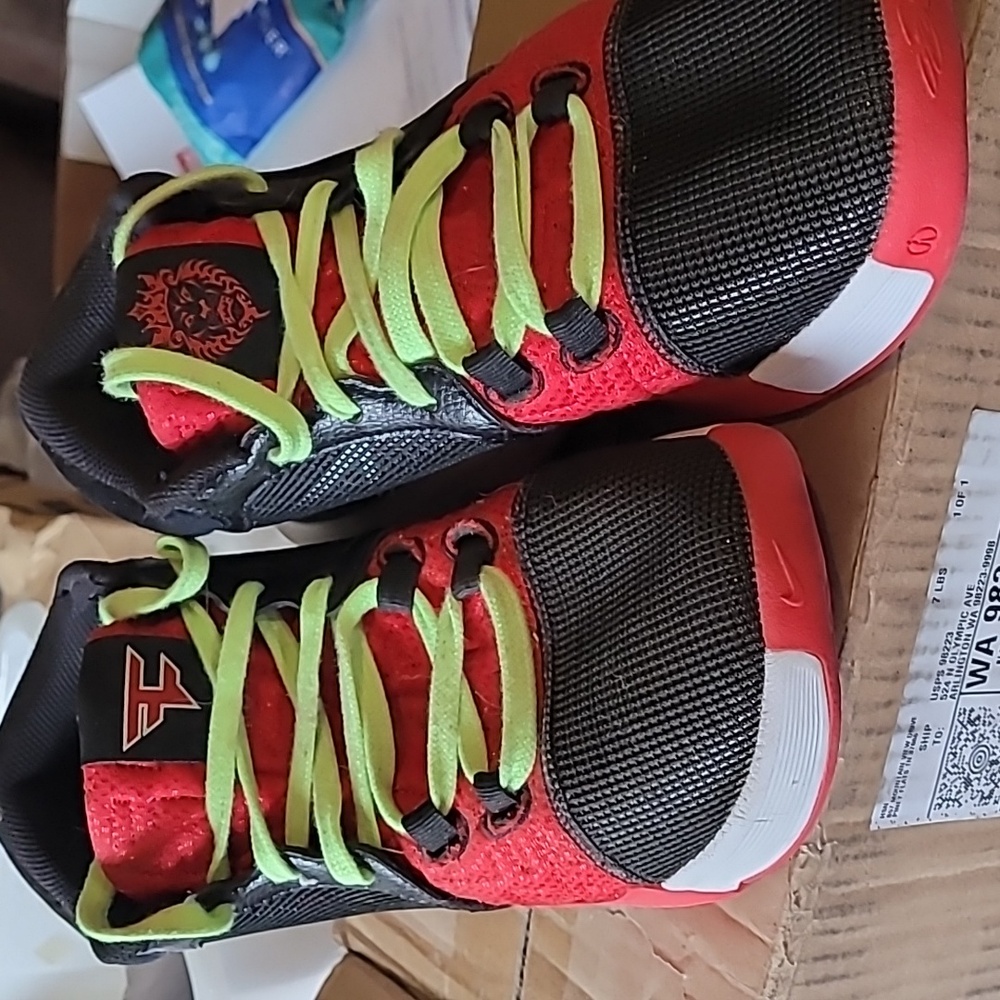 Nike Lebron Size 7 Basketball Shoes, euc
